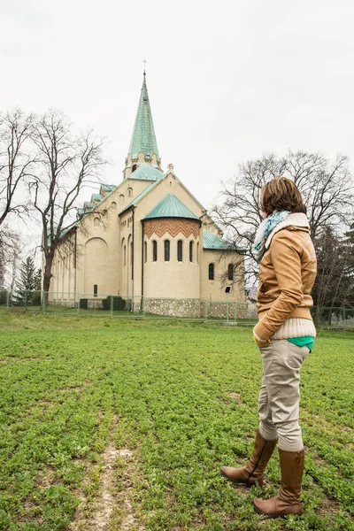 Beyaz kadın Parish Kilisesi ile poz — Stok fotoğraf
