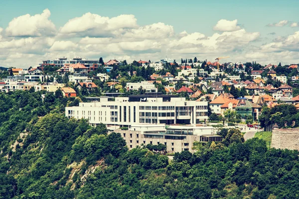 Parlementsgebouw in Bratislava (Slowakije), blauwe retro foto — Stockfoto