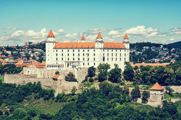 Bratislava slott i capital city i Slovakien, blå retro foto — Stockfoto