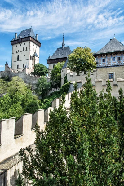 Karlstejn es un gran castillo gótico fundado en 1348 por Carlos IV — Foto de Stock