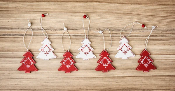 Красно-белые декоративные рождественские елки — стоковое фото
