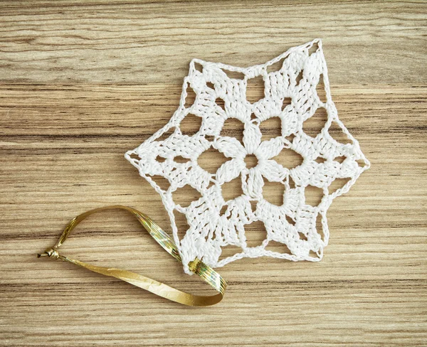 Рождественское украшение из белого вязания на деревянной текстуре — стоковое фото