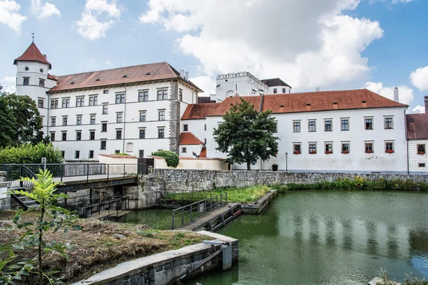 Castelo gótico de Jindrichuv Hradec com reservatório de água, Checa — Fotografia de Stock