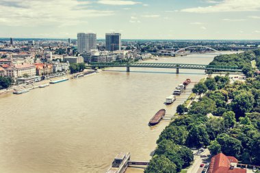 Köprüler üzerinden Tuna Nehri şehirde Bratislava, Slovakya