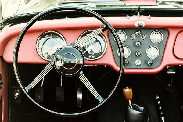 方向盘和仪表板中具有历史意义的老式汽车，照片 — 图库照片