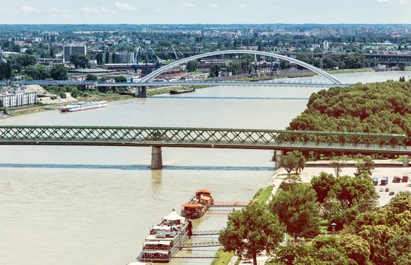 ブラチスラヴァ市、グラデーション写真でドナウ川に架かる橋 — ストック写真