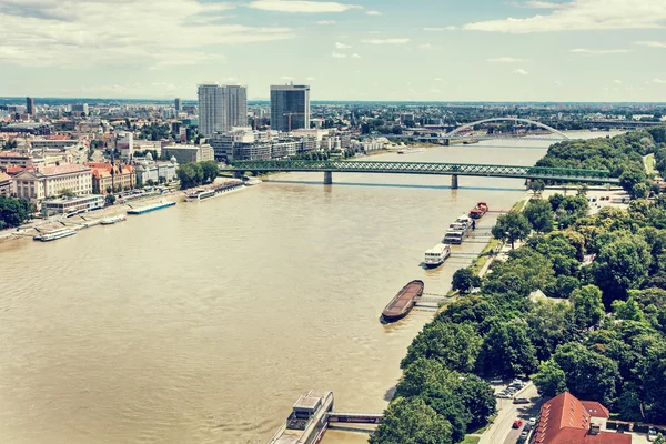 Puentes sobre el río Danubio en la ciudad de Bratislava, Eslovaquia — Foto de Stock