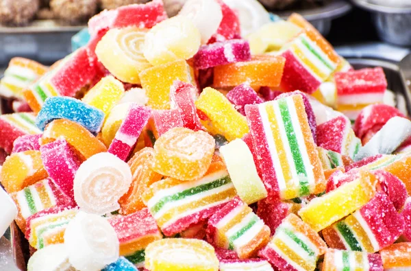 Kauen von Fruchtbonbons auf dem Teller, süßes Essen — Stockfoto