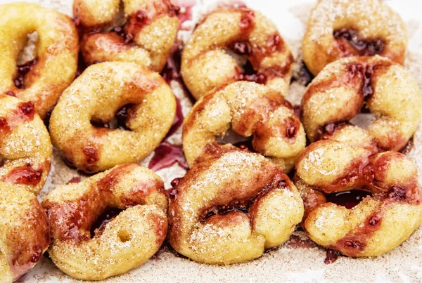 Biscuits à la crème de fraise et saupoudrer de sucre — Photo