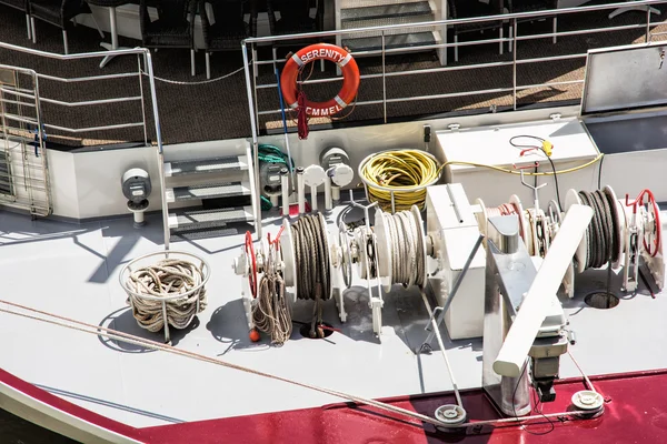 Radar, boya salvavidas y cuerdas en el moderno barco —  Fotos de Stock