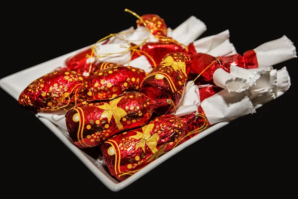 Caramelos rojos de Navidad en el plato blanco — Foto de Stock