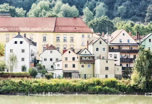 Schöne alte Häuser am Wasser in Passau, Deutschland — Stockfoto