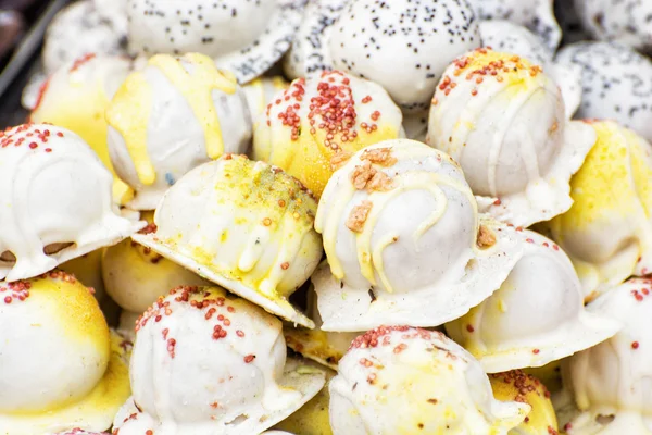 Bombones dulces amarillos y blancos en la tienda de dulces — Foto de Stock