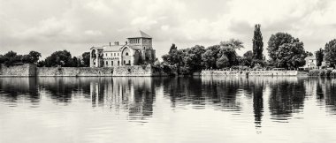 Yeşillik ve Tata, Macaristan bulutlu gökyüzü güzel kale