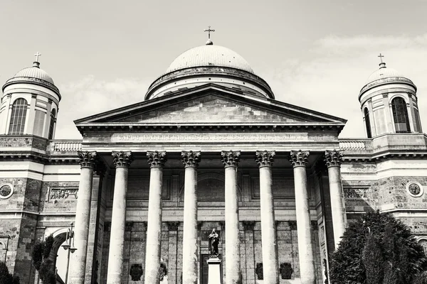 Fasad av basilikan i Esztergom, Ungern, svart och vitt — Stockfoto