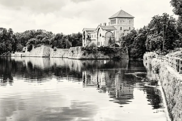 Beautiful castle in Tata, Hungary, black and white — Stock Photo, Image