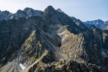Slovak Cumhuriyeti, Jahnaci zirvesinden yüksek Tatras. Yürüyüş teması. Mevsimsel doğal sahne.