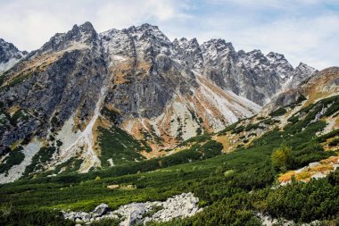 Mengusovska vadisinde sonbahar sahnesi, Yüksek Tatras dağları, Slovak cumhuriyeti. Yürüyüş teması.