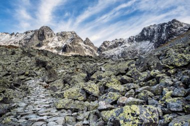 Yüksek Tatras dağları manzarası, Slovak cumhuriyeti. Yürüyüş teması. Mevsimsel doğal sahne.
