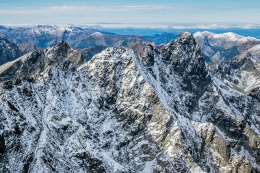 Yüksek Tatras dağlarının manzarası Rysy Peak, Slovak cumhuriyetinden. Yürüyüş teması. Mevsimsel doğal sahne.