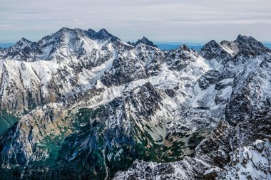 Yüksek Tatras dağlarının manzarası Rysy Peak, Slovak cumhuriyetinden. Yürüyüş teması. Mevsimsel doğal sahne.