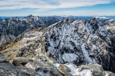 Yüksek Tatras dağlarının manzarası Rysy Peak, Slovak cumhuriyetinden. Yürüyüş teması. Mevsimsel doğal sahne.