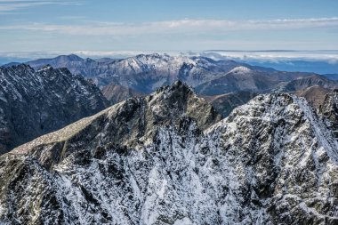 Yüksek Tatras dağlarının manzarası Rysy Peak, Slovak cumhuriyetinden. Yürüyüş teması. Mevsimsel doğal sahne.