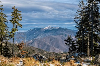 Küçük Fatra dağ manzarası, Slovak cumhuriyeti. Yürüyüş teması. Mevsimsel doğal sahne.