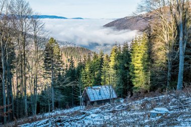 Büyük Fatra Dağları ve Turiec Havzası, Slovakya Cumhuriyeti. Seyahat güzergahı. Ters hava durumu.