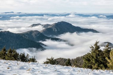 Büyük Fatra dağları ve Borisov, Slovak cumhuriyetinden Turiec havzası. Seyahat güzergahı. Ters hava durumu.