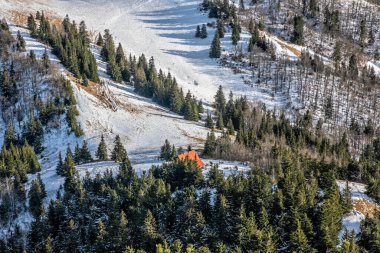 Borisov Tepesi 'nden dağ kulübesi, Büyük Fatra Dağları, Slovak Cumhuriyeti. Karlı bir manzara. Mevsimsel doğal sahne. Yürüyüş teması.