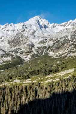 Koprovsky Tepesi ve Mengusovska Vadisi, Yüksek Tatra Dağları, Slovakya Cumhuriyeti. Yürüyüş teması. Kış sahnesi.