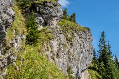 Ohniste Rock Massif, Low Tatras Dağları, Slovak Cumhuriyeti. Yürüyüş teması. Mevsimsel doğal sahne.