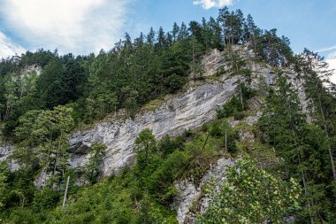 Ohniste Rock Massif, Low Tatras Dağları, Slovak Cumhuriyeti. Yürüyüş teması. Mevsimsel doğal sahne.