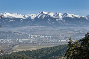 Batı Tatras ve Liptovsky Mikulas Low Tatras, Slovak cumhuriyetinden. Yürüyüş teması. Mevsimsel doğal sahne.