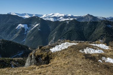 Alçak Tatras sıradağları, Slovakya Cumhuriyeti. Yürüyüş teması. Mevsimsel doğal sahne.