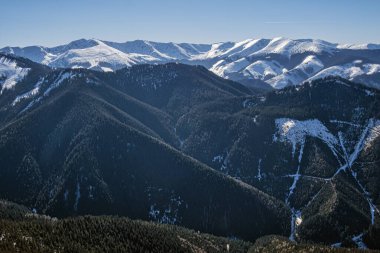 Alçak Tatras sıradağları, Slovakya Cumhuriyeti. Yürüyüş teması. Mevsimsel doğal sahne.