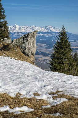Low Tatras, Slovak cumhuriyetindeki Poludnica tepesi. Yürüyüş teması. Mevsimsel doğal sahne. Krivan zirvesi arka planda.