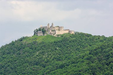 Plavecky Kalesi kalıntıları, Küçük Karpatlar, Slovakya Cumhuriyeti. Seyahat güzergahı. Mevsimsel doğal sahne.