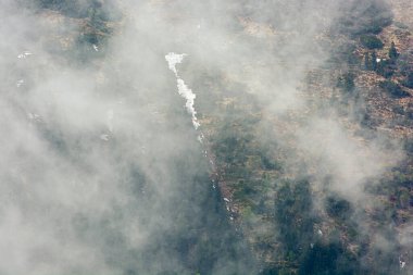 Sis, kar tarlası ve orman, Küçük Fatra, Slovakya Cumhuriyeti. Yürüyüş teması. Mevsimsel doğal sahne.