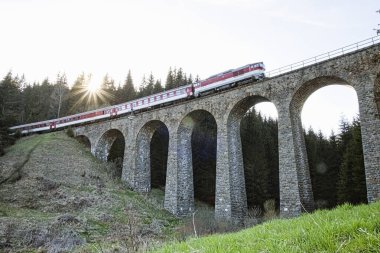 Chmarossky viyadük Slovakya 'nın en güzel demiryolu hatlarından birinde Cervena Skala Margecany.