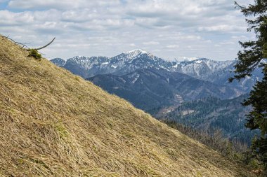 Rakytov Tepesi, Büyük Fatra Dağları, Slovakya Cumhuriyeti. Mevsimsel doğal sahne. Yürüyüş teması.