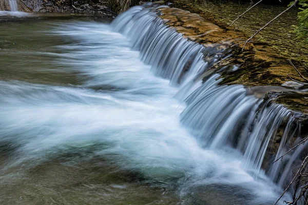 Akan dere, Velky Sokol vadisi, Slovak Paradise ulusal parkı. Mevsimsel doğal sahne. Uzun süre fotoğrafa maruz kalma.