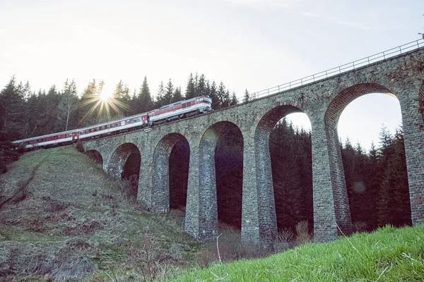 Chmarossky viyadük Slovakya 'nın en güzel demiryolu hatlarından birinde Cervena Skala Margecany.