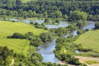 Slovak Cumhuriyeti 'ndeki Stara Lubovna kalesinden Poprad nehir manzarası. Mevsimlik doğa. Seyahat hedefi.