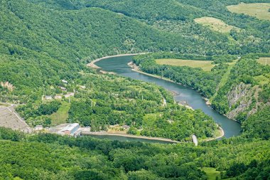 Sivec Hill, Slovak Cumhuriyeti 'nden Ruzin su barajı. Mevsimsel doğal sahne. Seyahat hedefi.