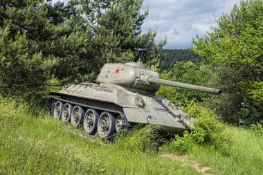 Slovak Cumhuriyeti 'nin Kapisova köyü yakınlarındaki Ölüm Vadisi' nde bulunan tarihi Rus tankı T34. 2. Dünya Savaşı Anıtı.