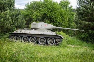 Slovak Cumhuriyeti 'nin Kapisova köyü yakınlarındaki Ölüm Vadisi' nde bulunan tarihi Rus tankı T34. 2. Dünya Savaşı Anıtı.