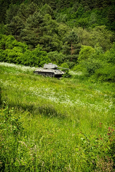 歴史的なロシアの戦車T34死の谷 カピソヴァ村の近く スロバキア共和国 第二次世界大戦記念碑 — ストック写真