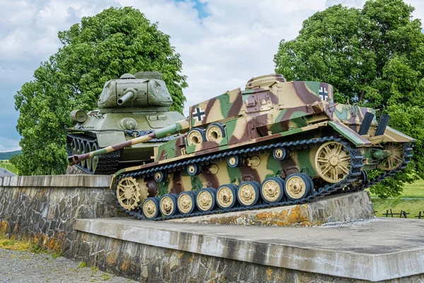 位于斯洛伐克共和国Kapisova村附近的死亡谷的历史上的俄罗斯和德国坦克 第二次世界大战纪念馆 — 图库照片